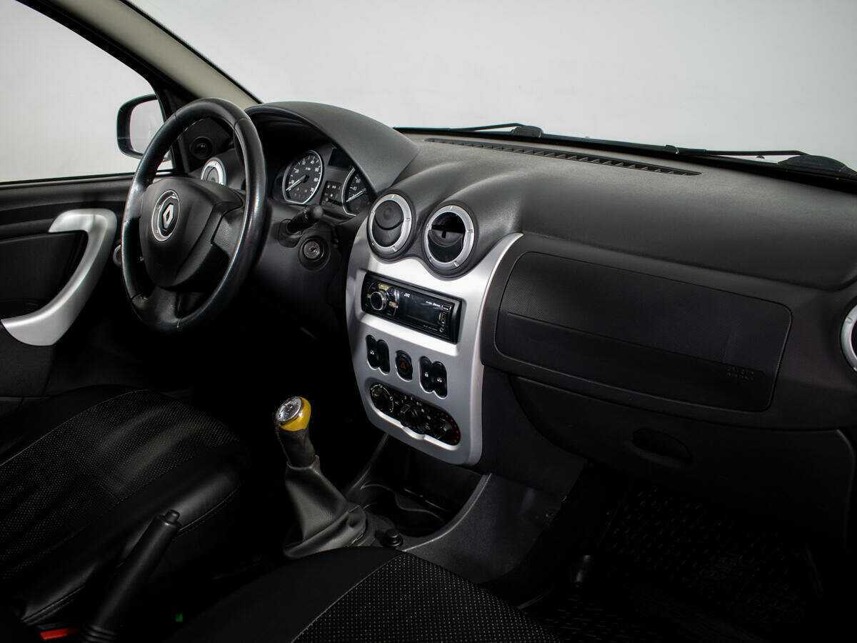 Renault Sandero с пробегом — 2012 год. Фото: #8