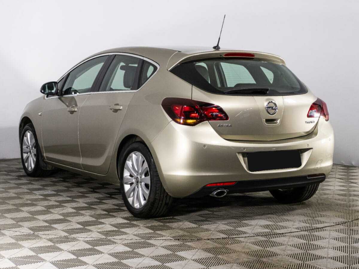 Opel Astra с пробегом — 2012 год. Фото: #6