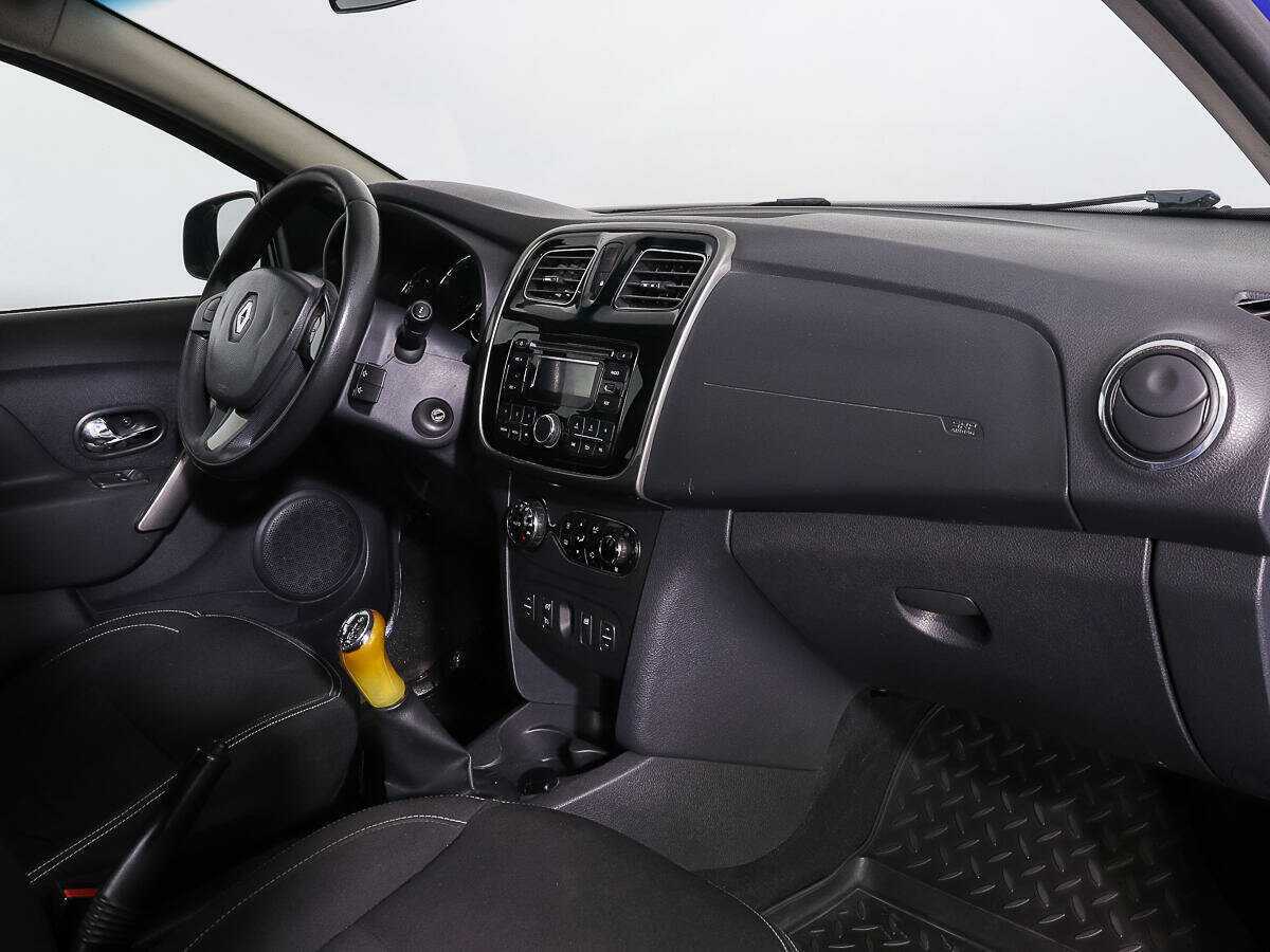 Renault Sandero с пробегом — 2016 год. Фото: #7