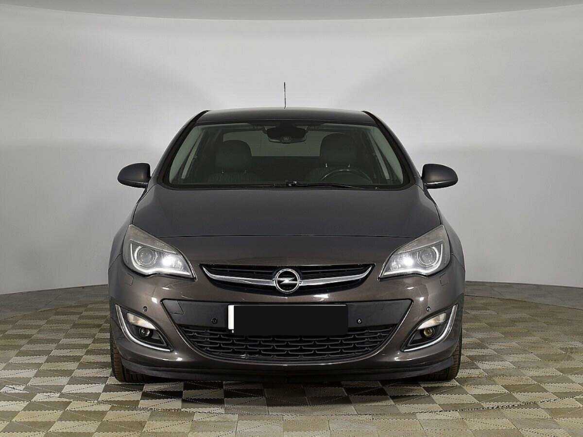 Opel Astra с пробегом — 2012 год. Фото: #2