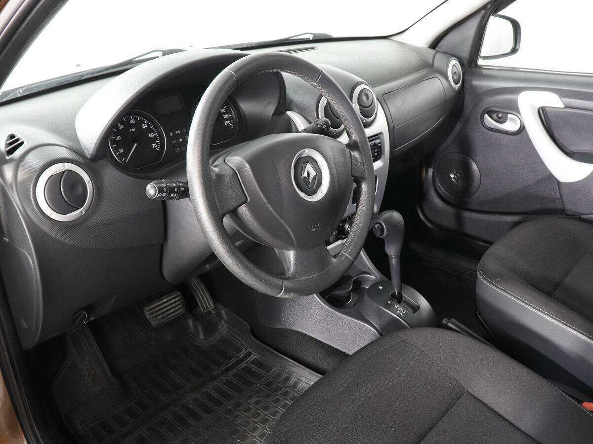 Renault Sandero с пробегом — 2013 год. Фото: #4