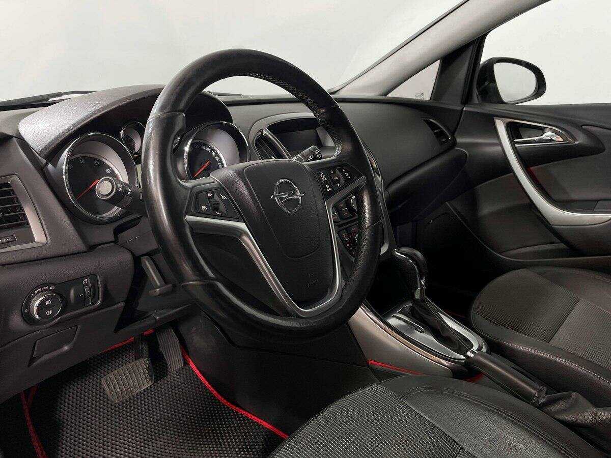 Opel Astra с пробегом — 2012 год. Фото: #12