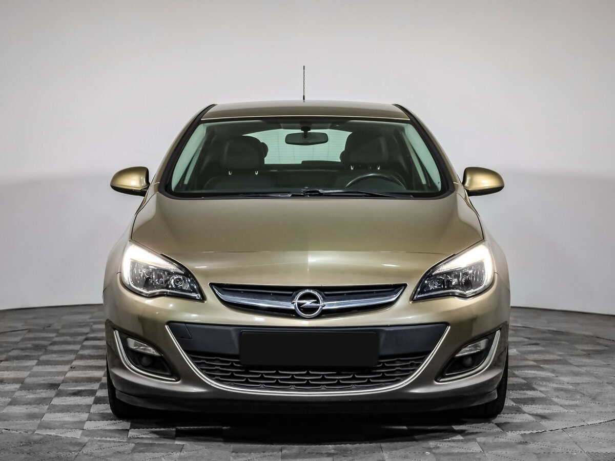 Opel Astra с пробегом — 2012 год. Фото: #1