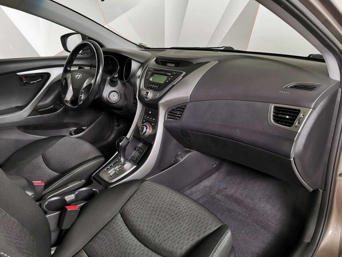 Hyundai Elantra с пробегом — 2012 год. Фото: #8