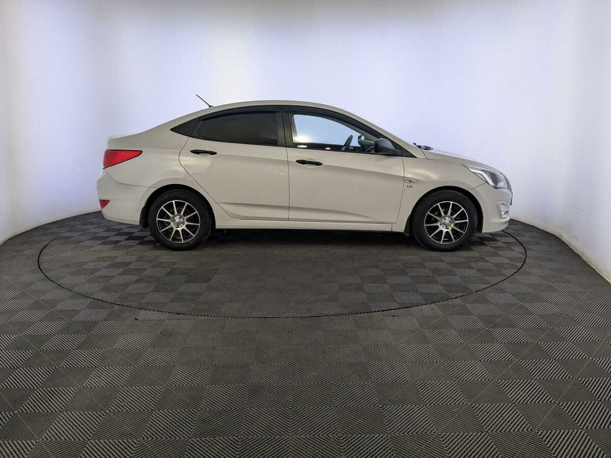 Hyundai Solaris с пробегом — 2015 год. Фото: #3