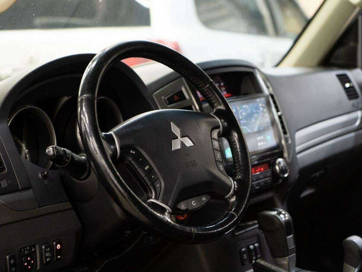 Mitsubishi Pajero с пробегом — 2014 год. Фото: #3