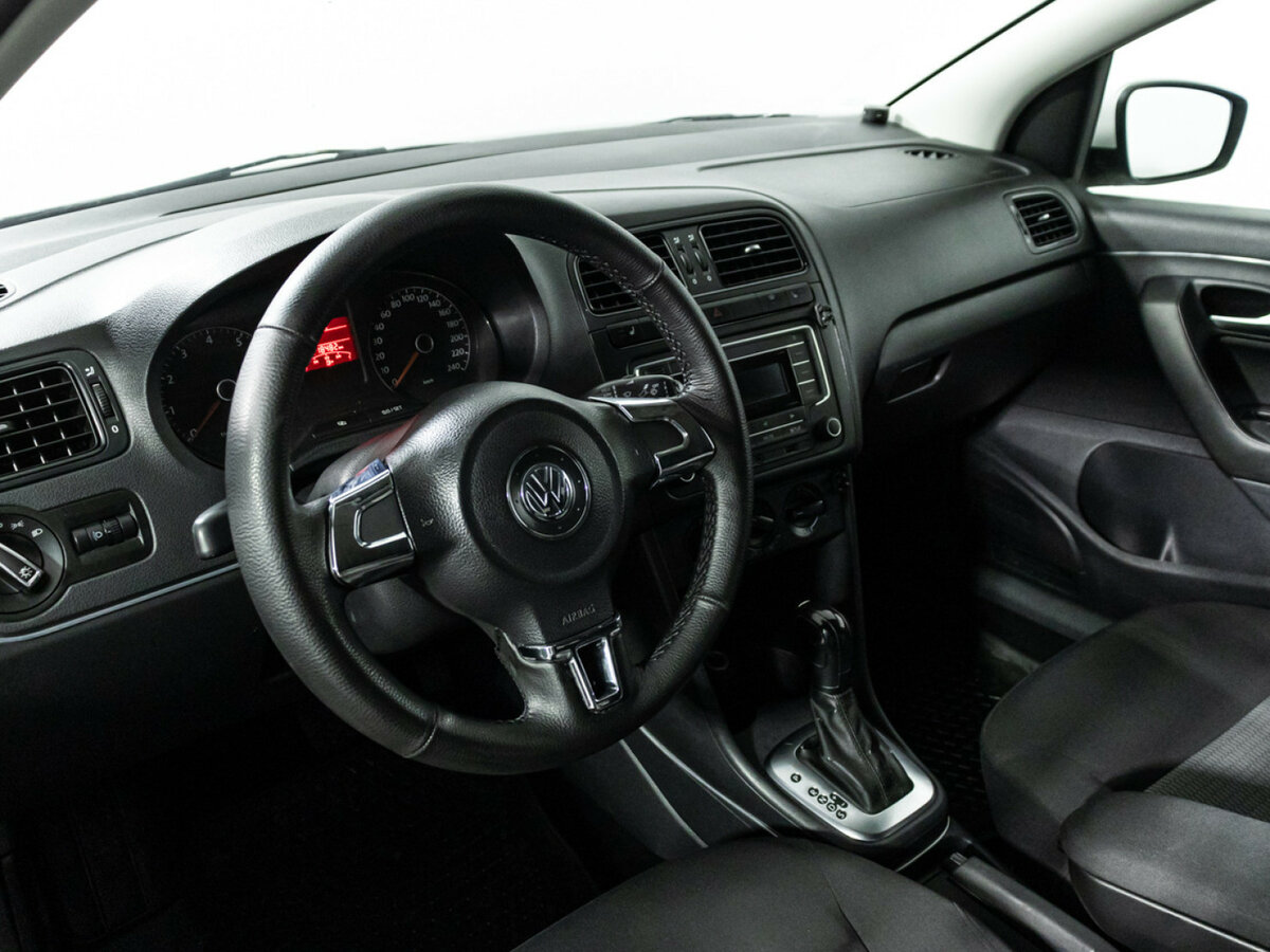 Volkswagen Polo с пробегом — 2013 год. Фото: #10