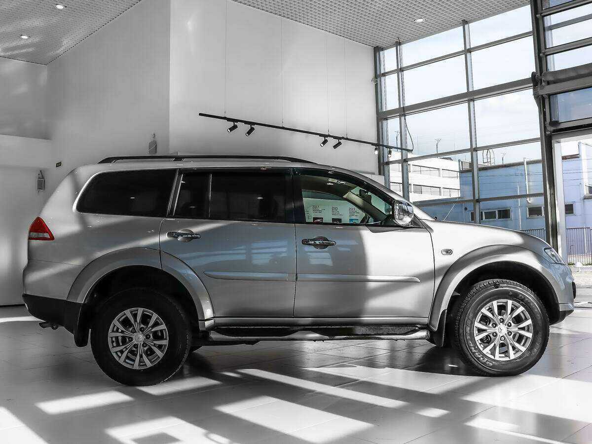 Mitsubishi Pajero Sport с пробегом — 2015 год. Фото: #2