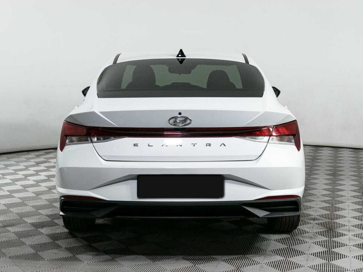 Hyundai Elantra с пробегом — 2021 год. Фото: #3