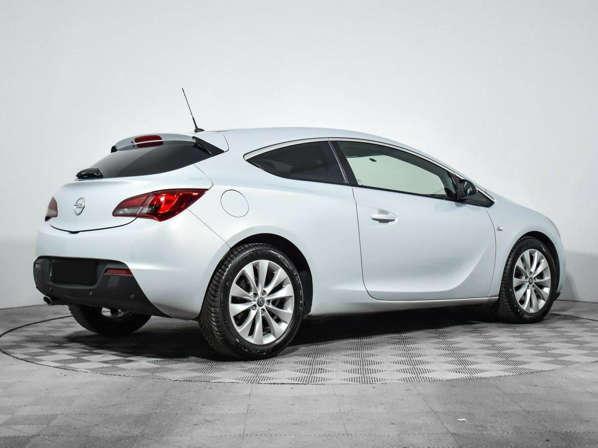 Opel Astra с пробегом — 2012 год. Фото: #4