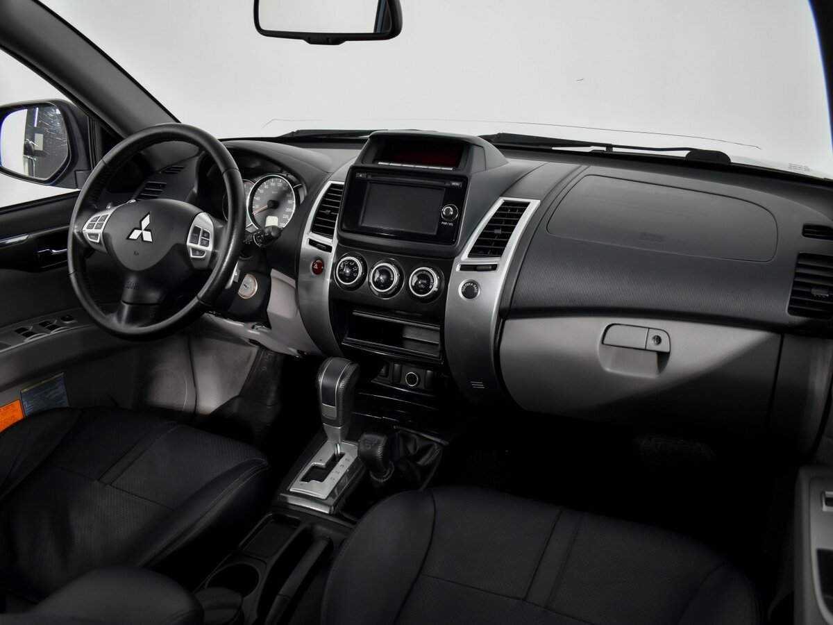 Mitsubishi Pajero Sport с пробегом — 2015 год. Фото: #8