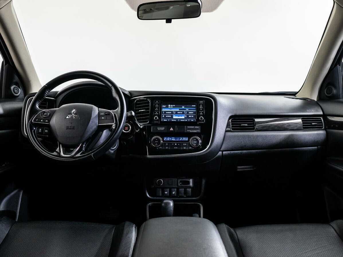 Mitsubishi Outlander с пробегом — 2017 год. Фото: #9
