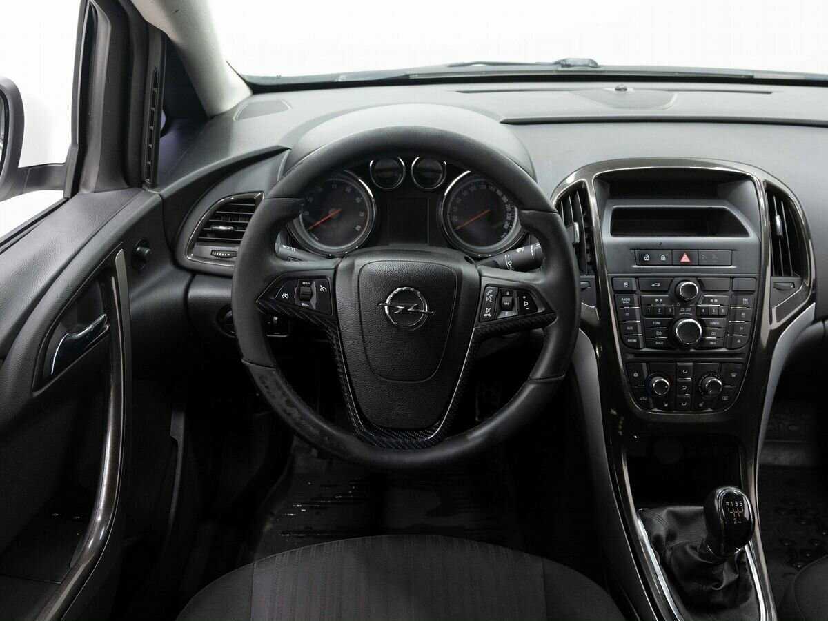 Opel Astra с пробегом — 2013 год. Фото: #13