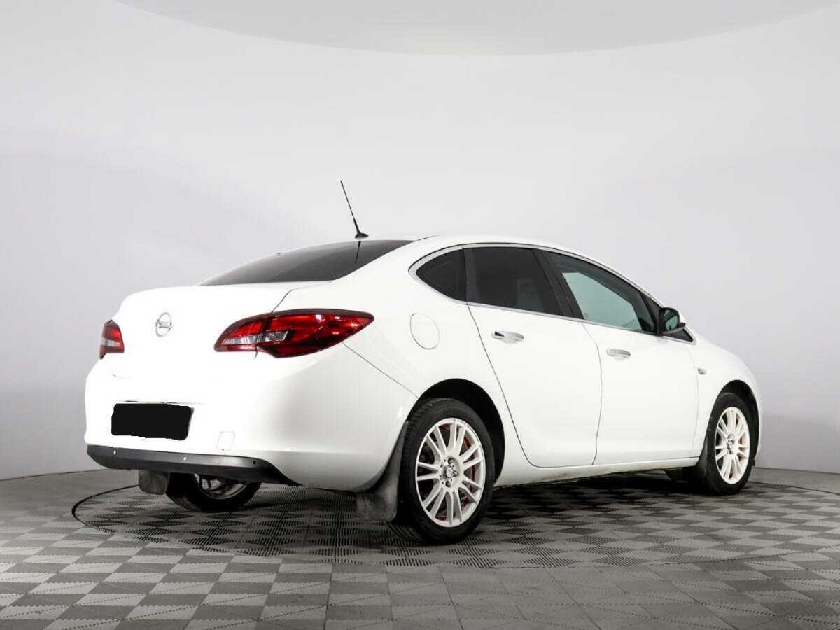 Opel Astra с пробегом — 2013 год. Фото: #4