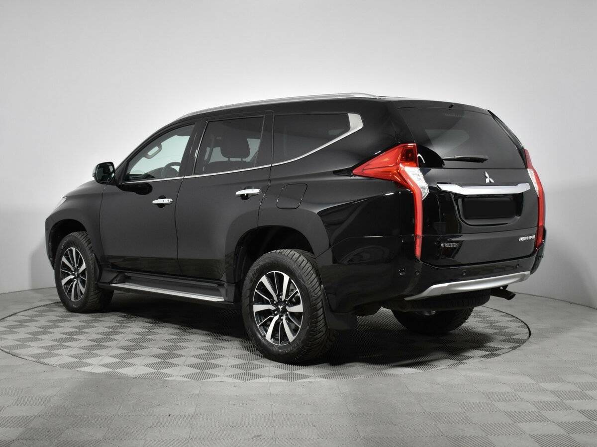 Mitsubishi Pajero Sport с пробегом — 2017 год. Фото: #6