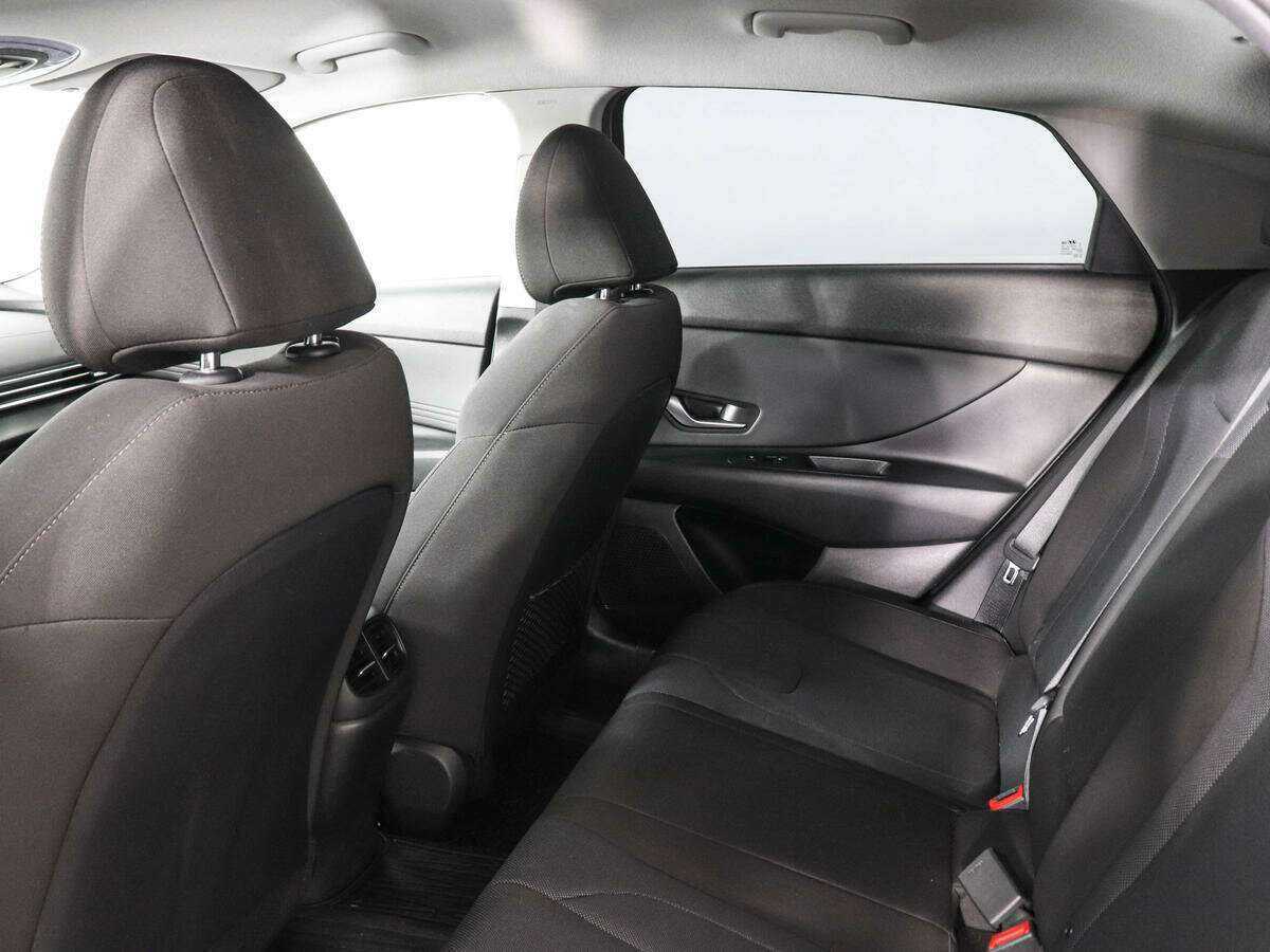 Hyundai Elantra с пробегом — 2022 год. Фото: #12