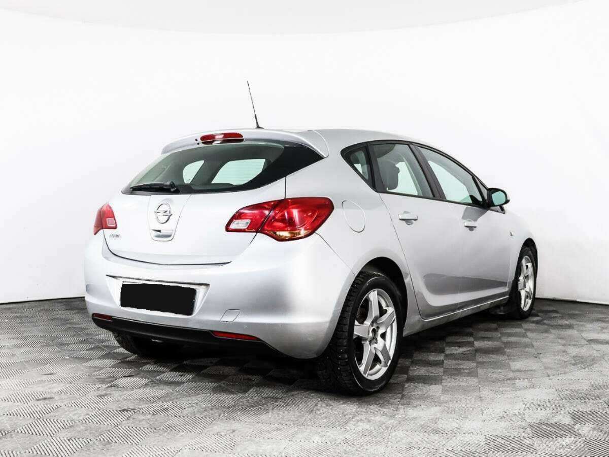 Opel Astra с пробегом — 2012 год. Фото: #4