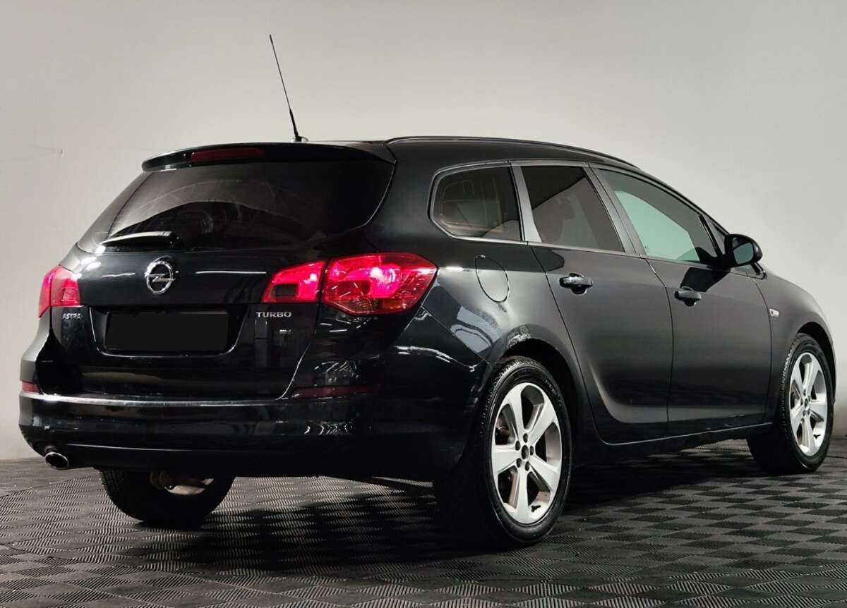 Opel Astra с пробегом — 2012 год. Фото: #3