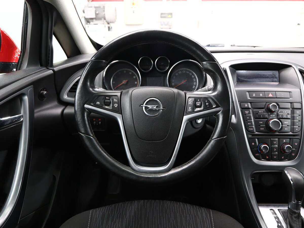 Opel Astra с пробегом — 2012 год. Фото: #14