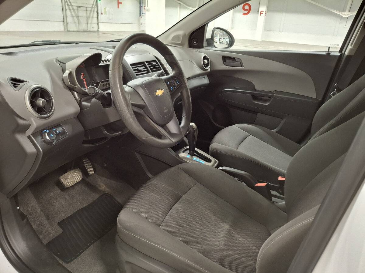 Chevrolet Aveo с пробегом — 2015 год. Фото: #14