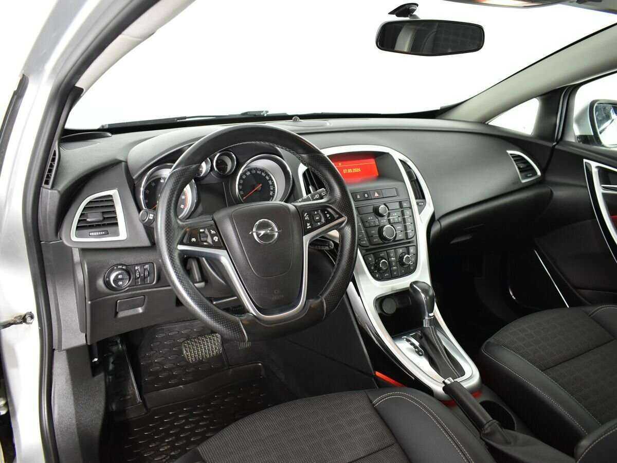 Opel Astra с пробегом — 2013 год. Фото: #6