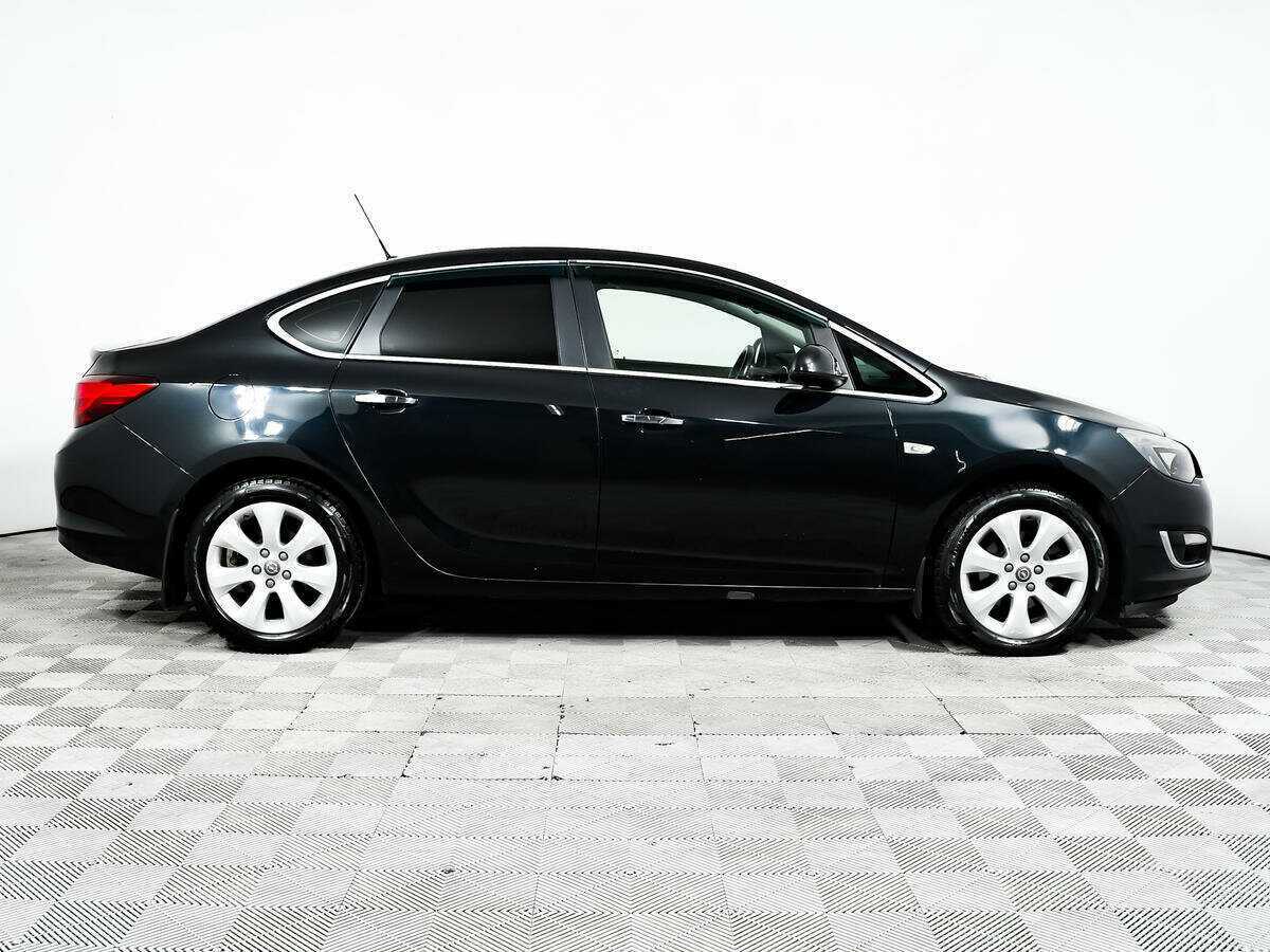 Opel Astra с пробегом — 2013 год. Фото: #3