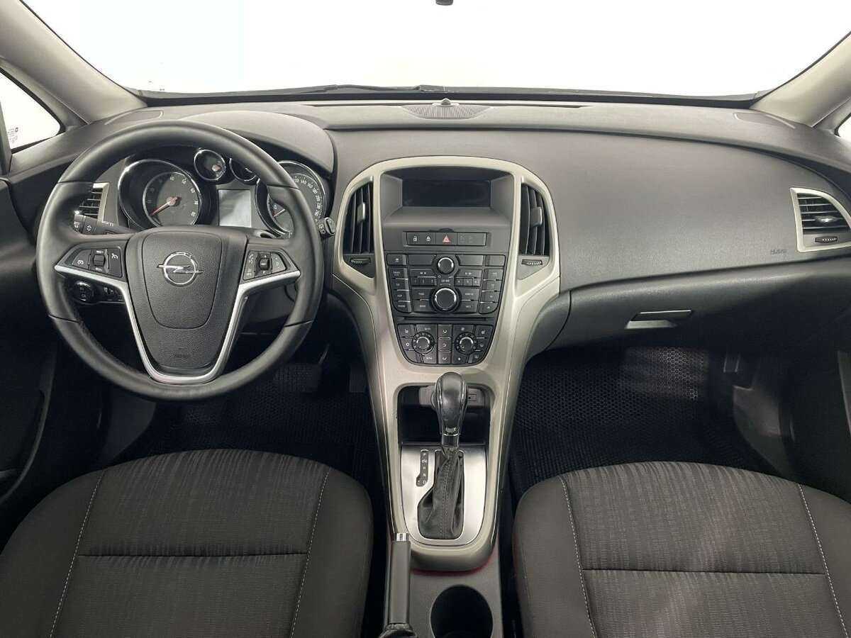 Opel Astra с пробегом — 2012 год. Фото: #6