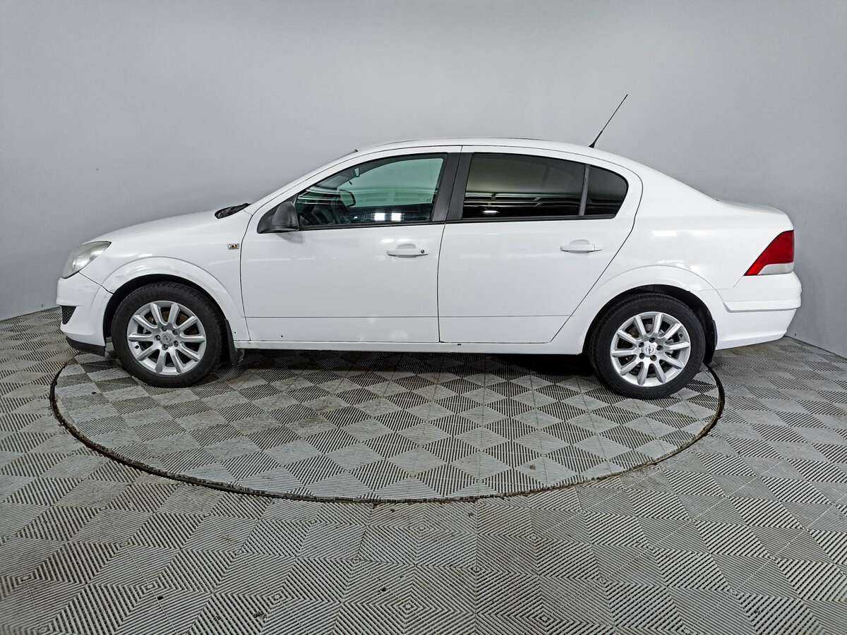 Opel Astra с пробегом — 2013 год. Фото: #7