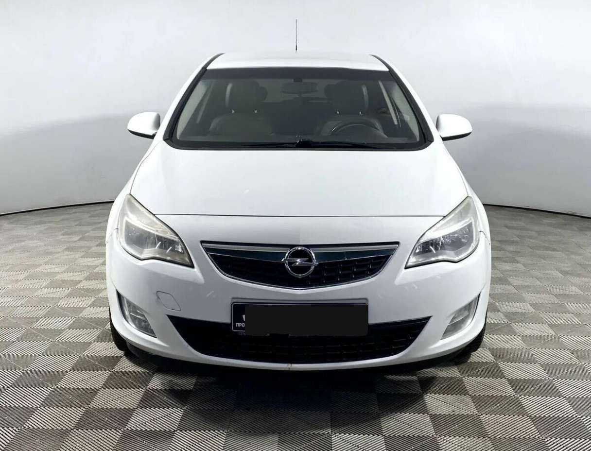 Opel Astra с пробегом — 2012 год. Фото: #1