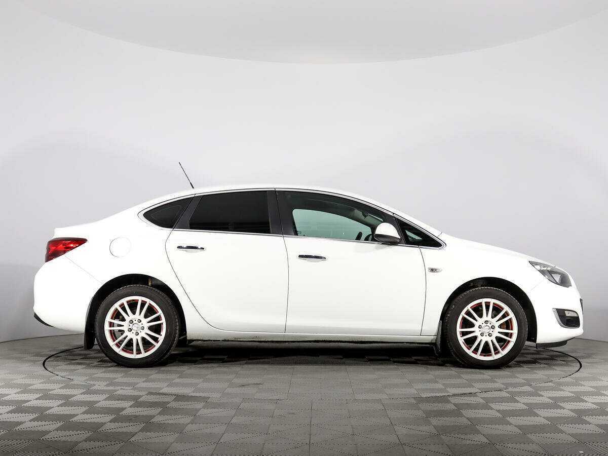 Opel Astra с пробегом — 2013 год. Фото: #3