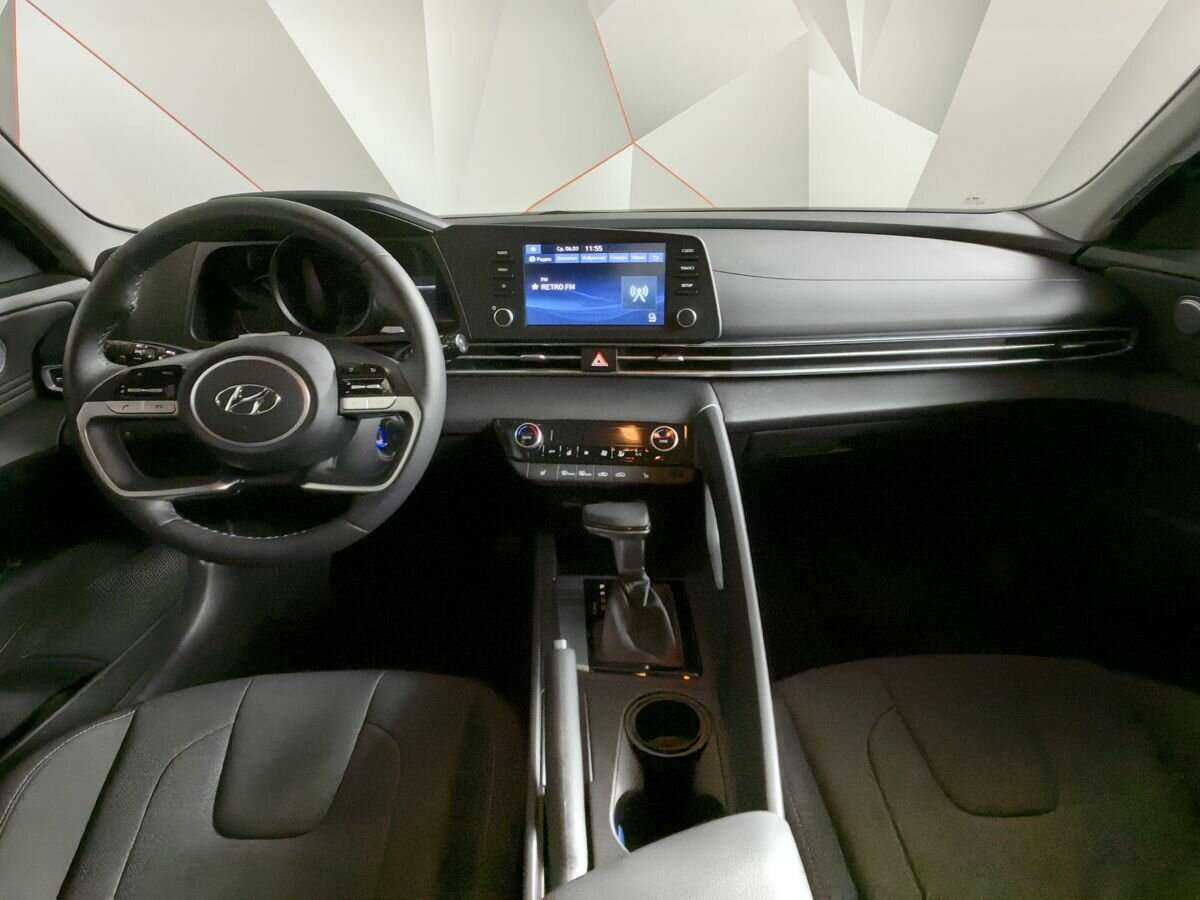 Hyundai Elantra с пробегом — 2022 год. Фото: #9