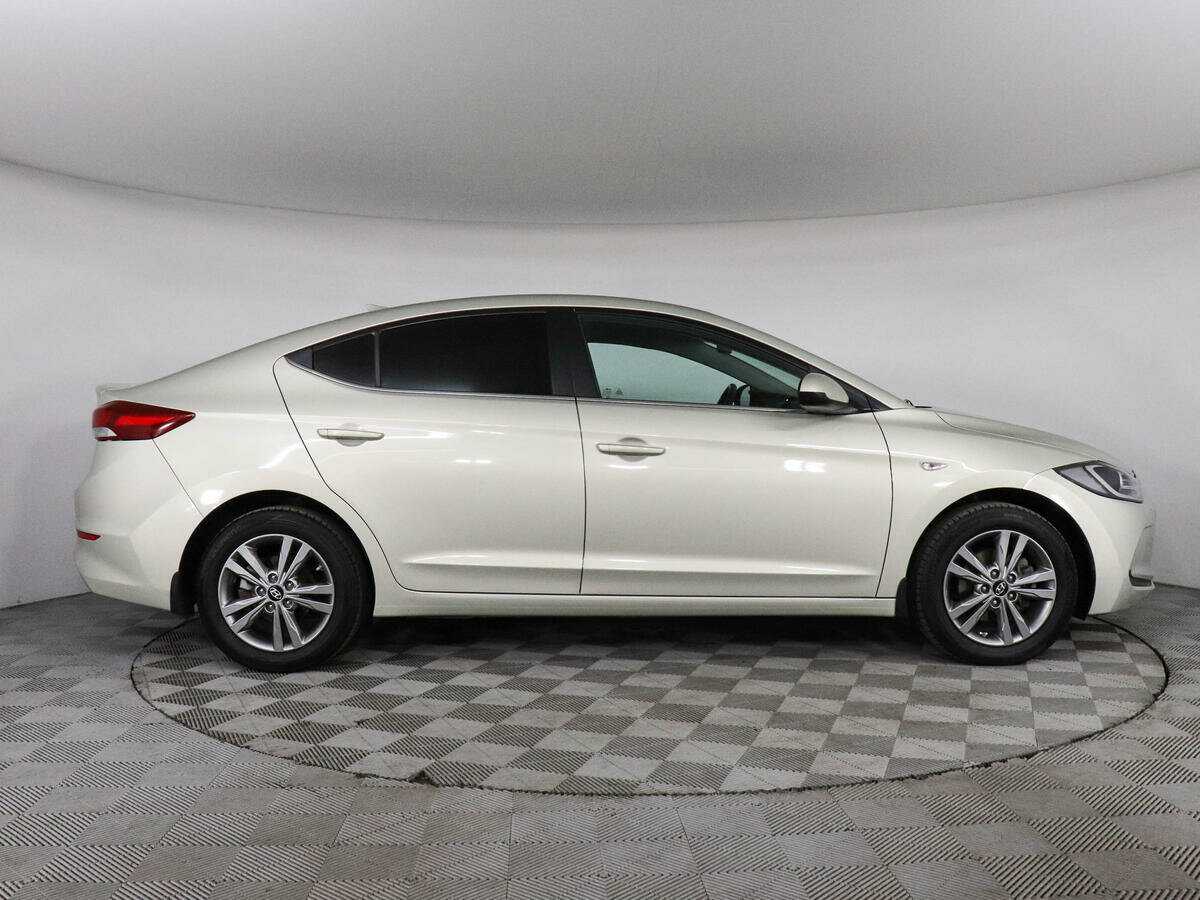 Hyundai Elantra с пробегом — 2017 год. Фото: #3