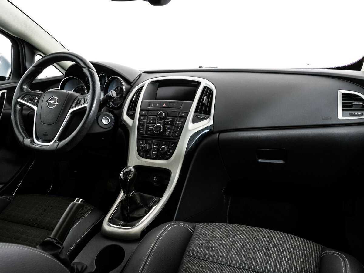 Opel Astra с пробегом — 2012 год. Фото: #6