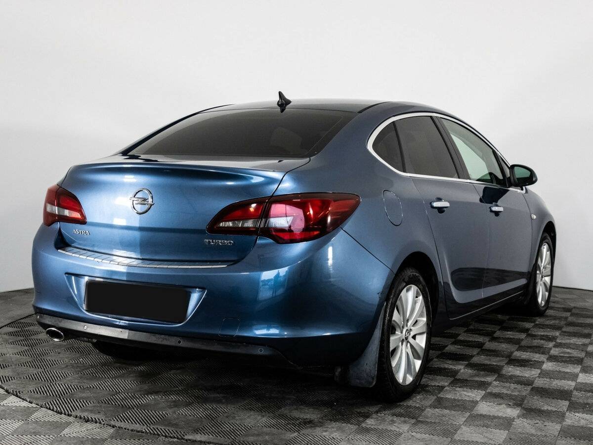 Opel Astra с пробегом — 2012 год. Фото: #3