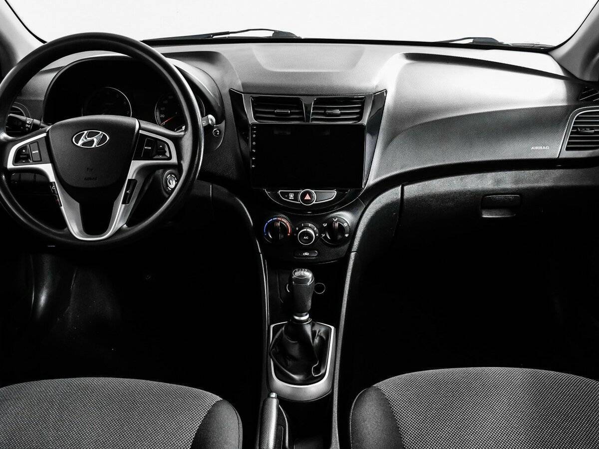 Hyundai Solaris с пробегом — 2012 год. Фото: #10