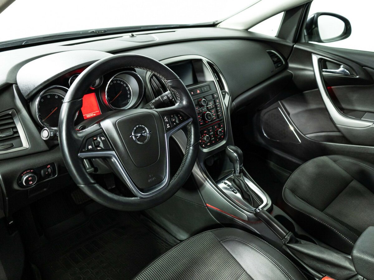 Opel Astra с пробегом — 2012 год. Фото: #10