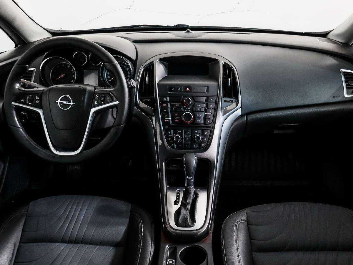 Opel Astra с пробегом — 2013 год. Фото: #11
