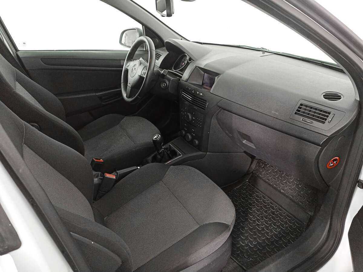Opel Astra с пробегом — 2013 год. Фото: #8