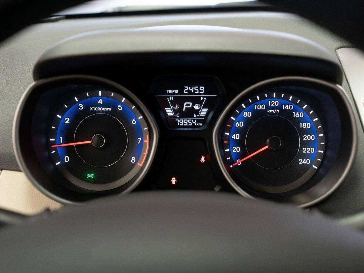 Hyundai Elantra с пробегом — 2014 год. Фото: #10