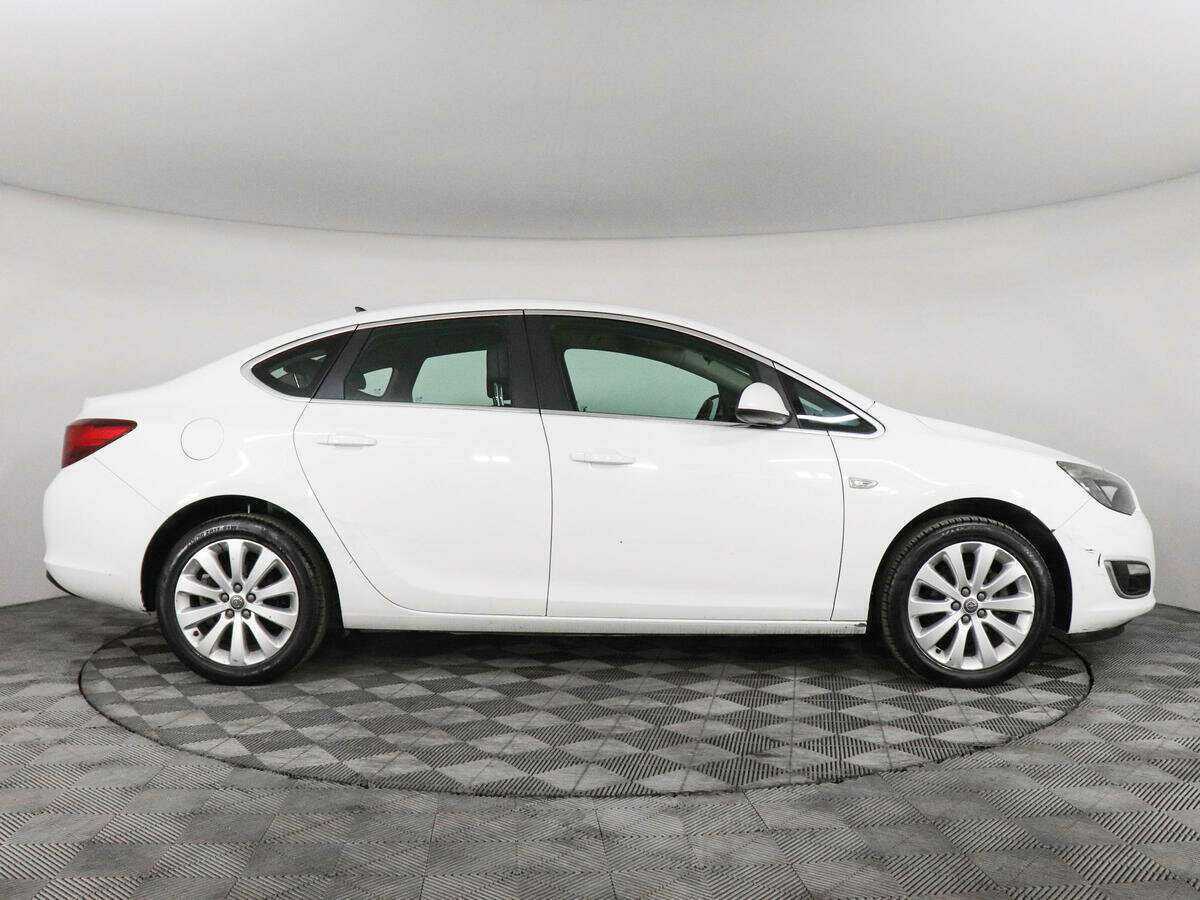 Opel Astra с пробегом — 2014 год. Фото: #3