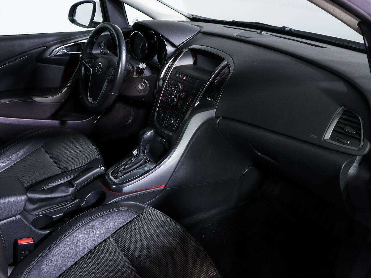 Opel Astra с пробегом — 2012 год. Фото: #8