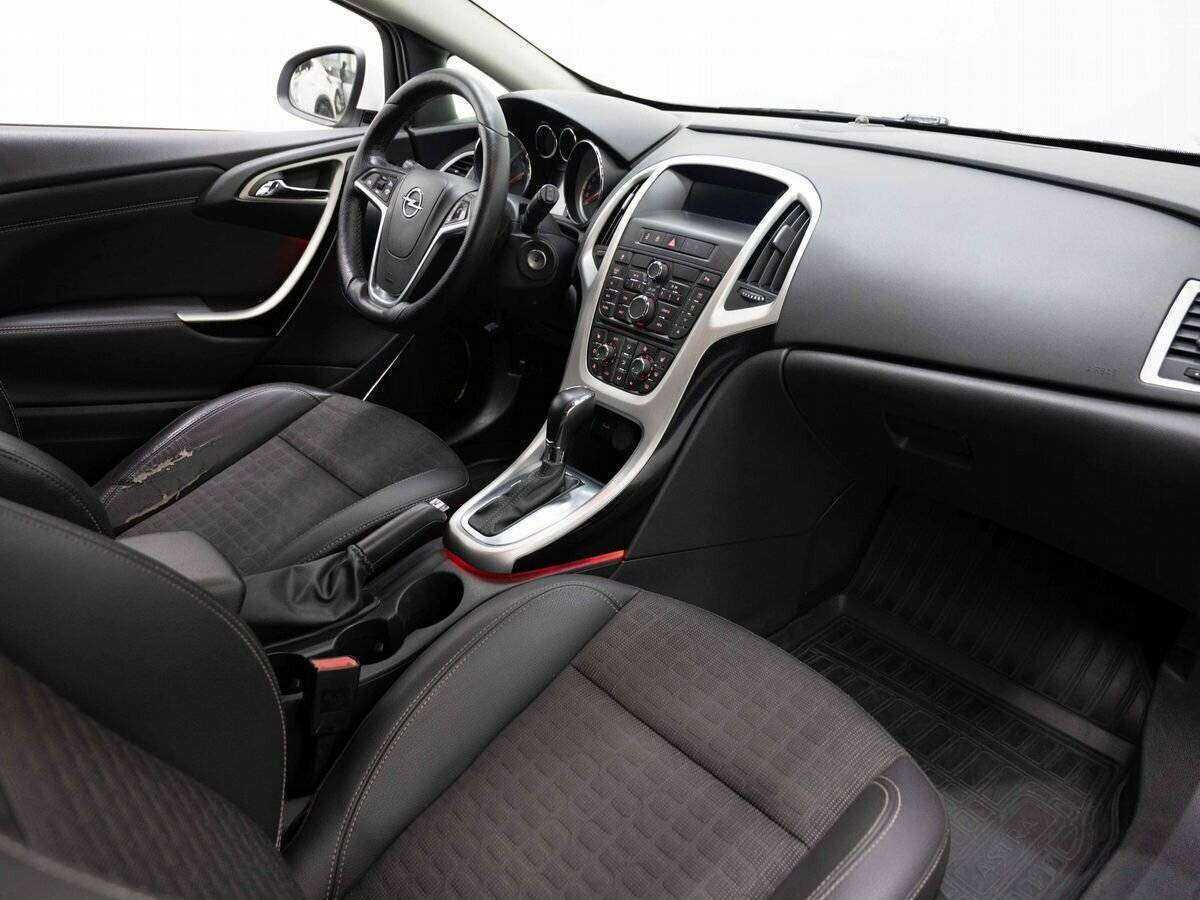 Opel Astra с пробегом — 2012 год. Фото: #9
