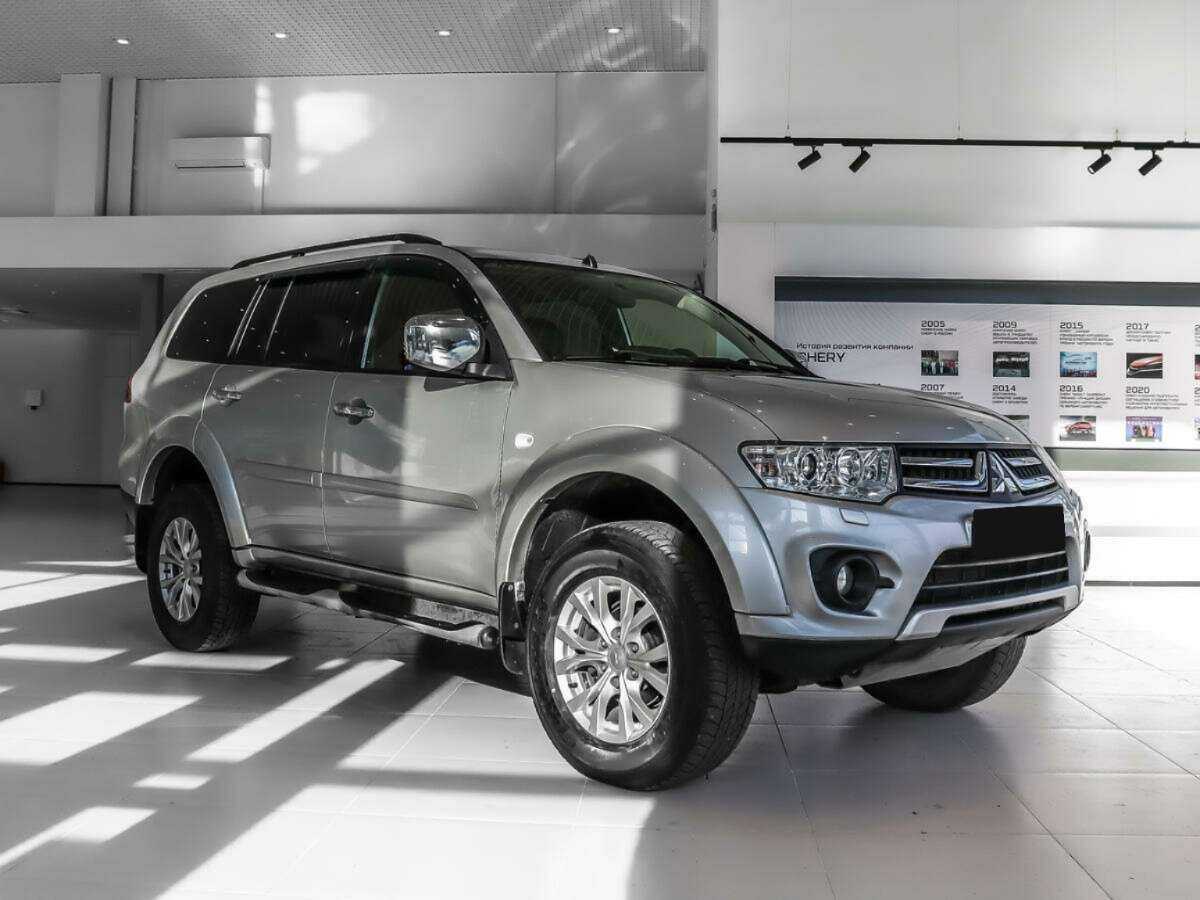 Mitsubishi Pajero Sport с пробегом — 2015 год. Фото: #1