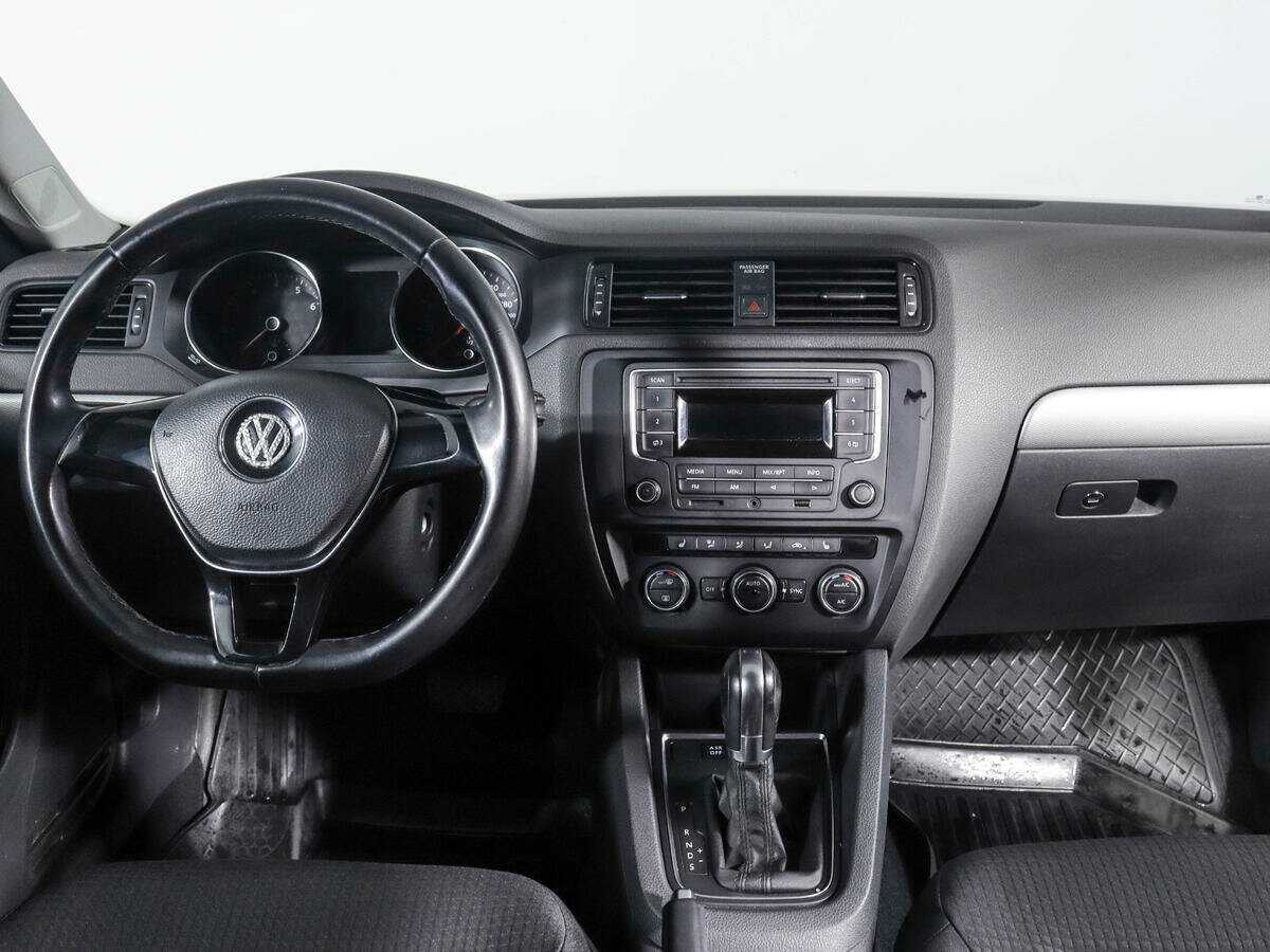 Volkswagen Jetta с пробегом — 2015 год. Фото: #9