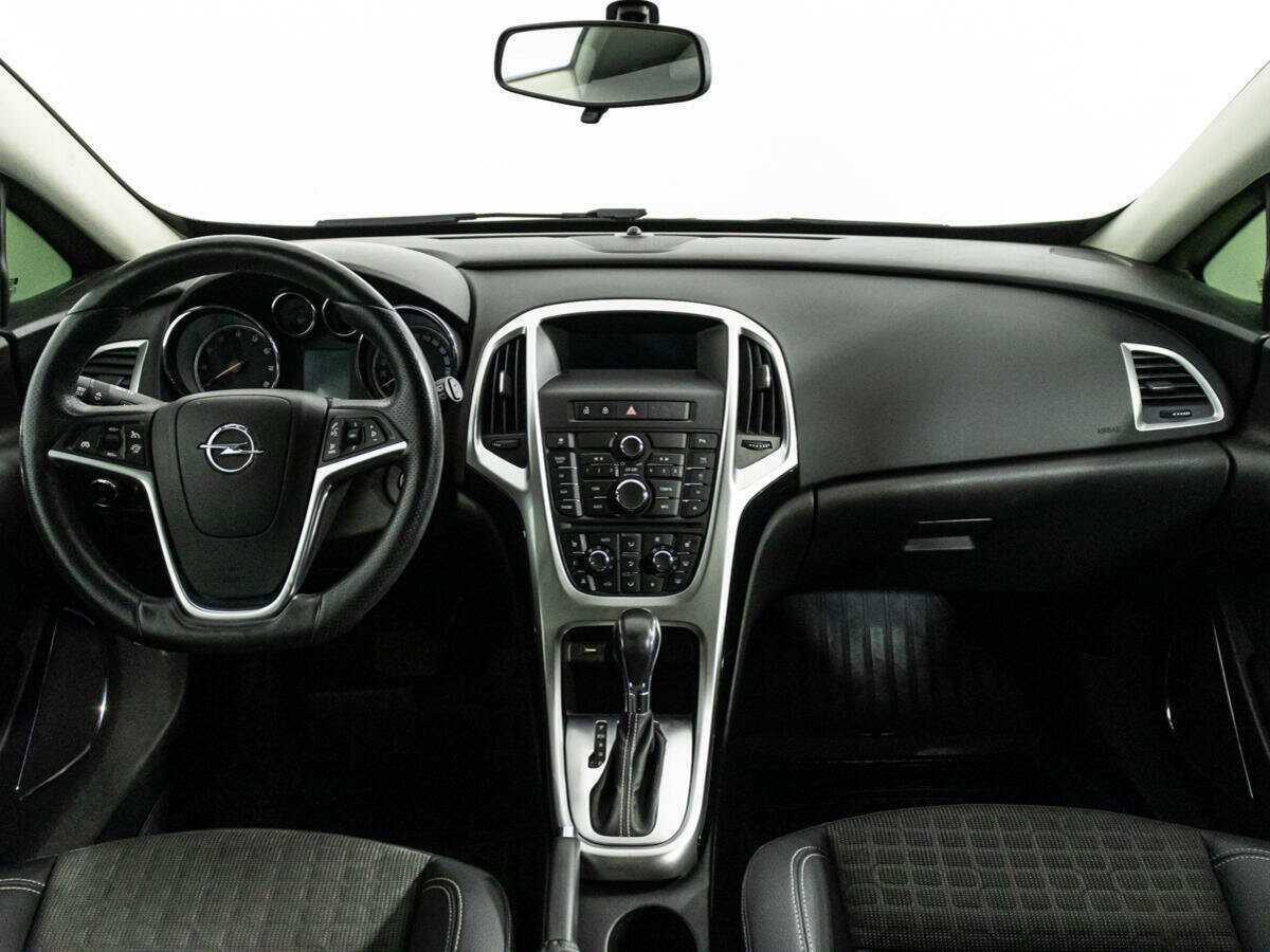 Opel Astra с пробегом — 2013 год. Фото: #12