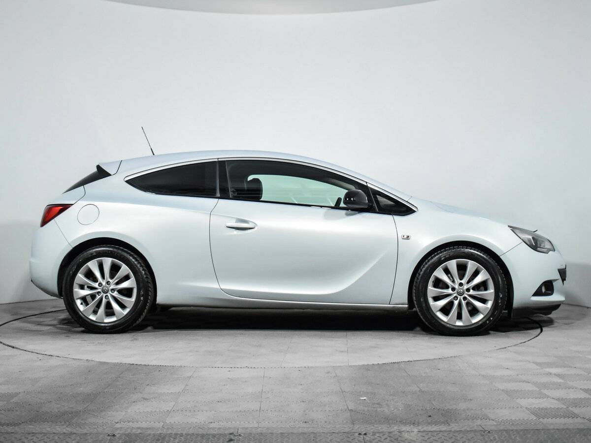 Opel Astra с пробегом — 2012 год. Фото: #3