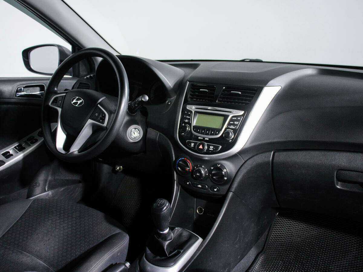 Hyundai Solaris с пробегом — 2012 год. Фото: #6
