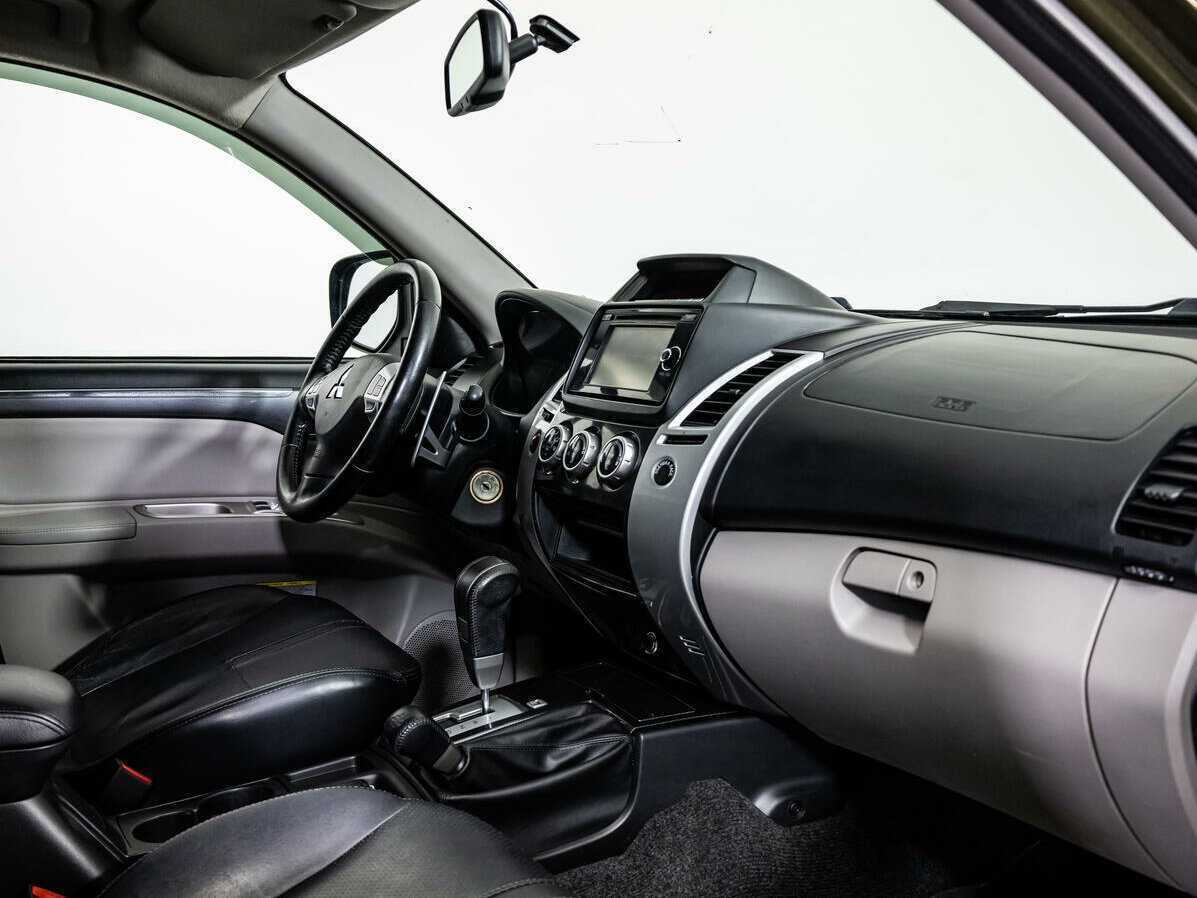 Mitsubishi Pajero Sport с пробегом — 2015 год. Фото: #8