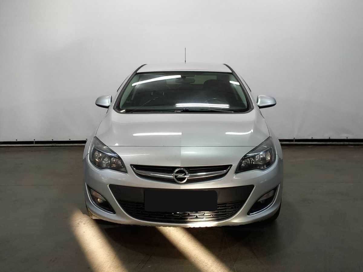 Opel Astra с пробегом — 2012 год. Фото: #1