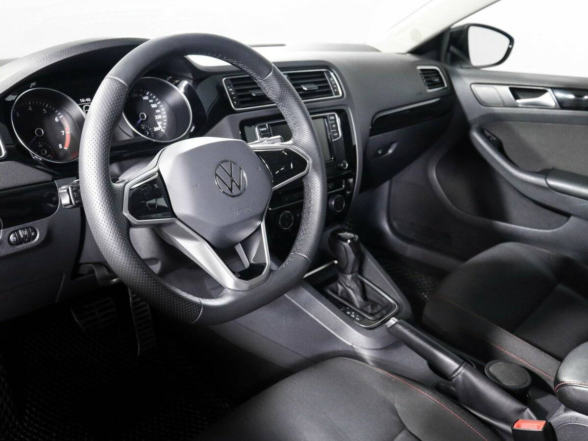 Volkswagen Jetta с пробегом — 2018 год. Фото: #13